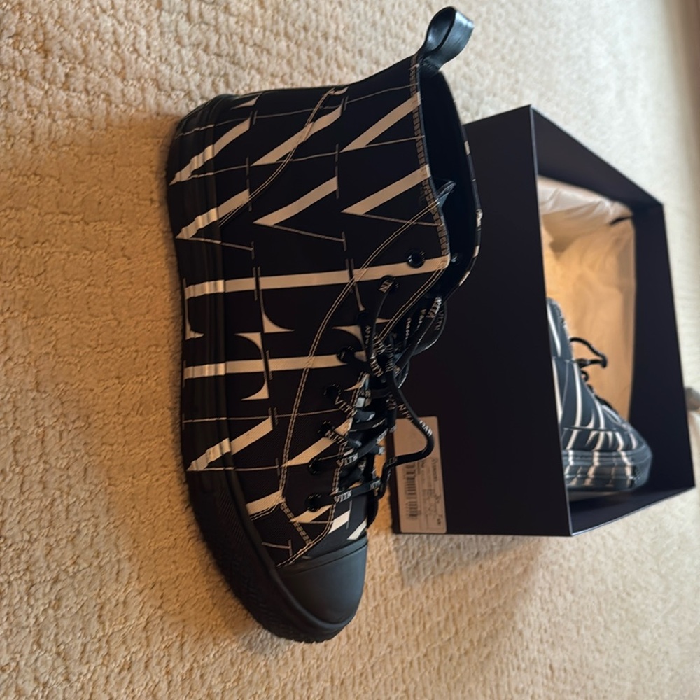 Valentino Garavani Black and White logo High top